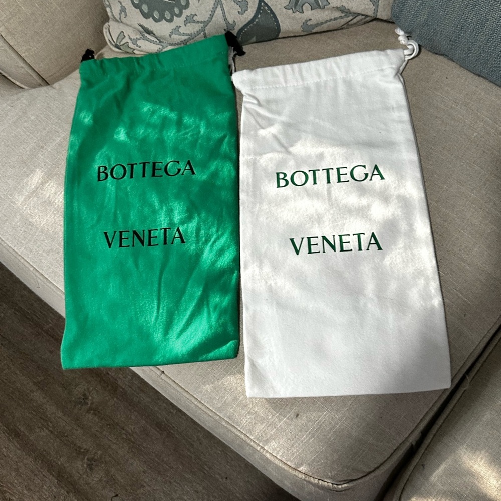 1 green Bottega Veneta dust bag, 1. White Bottega Beneta dust bag